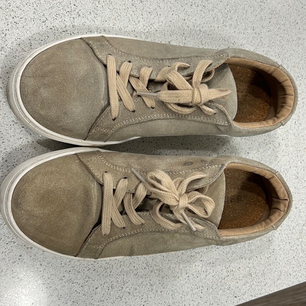 Casual shoes